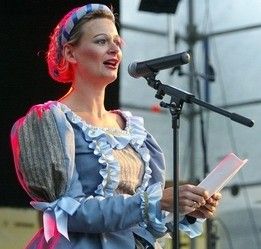 Udklædt som Ingeborg Larsen til Skt. Hans fest på Posen 2008 - jeg holdt båltale og sang Midsommervisen. 